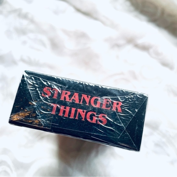 Netflix Stranger Things Tarot Deck - Red and Green - Picture 3 of 4